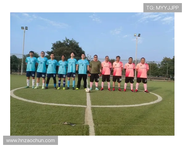 足球明星与粉丝的亲密合照瞬间记录他们的辉煌时刻与热爱之情 足球明星与粉丝的亲密合照瞬间记录他们的辉煌时刻与热爱之情